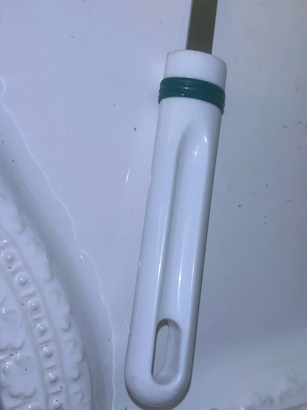 Chromium-plated cake and pie server White and green handle